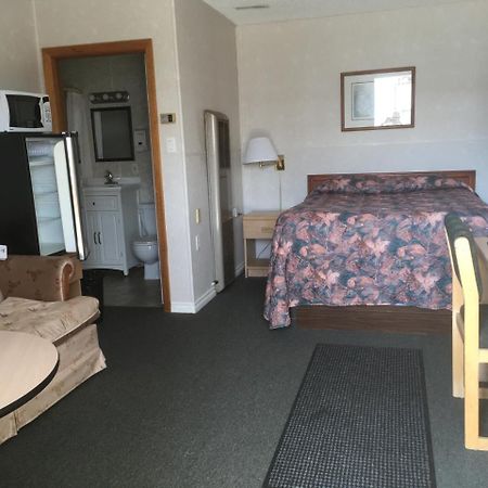 Winkys Motel Estevan エクステリア 写真