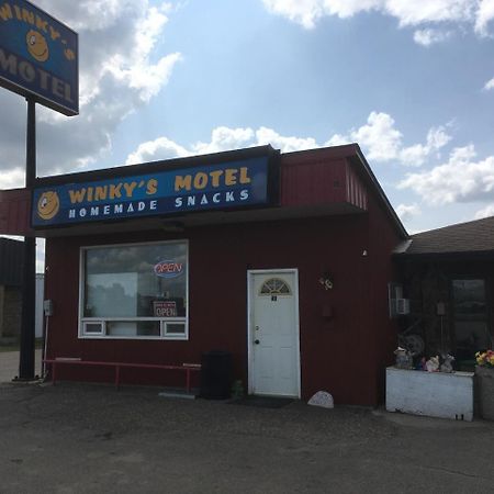 Winkys Motel Estevan エクステリア 写真