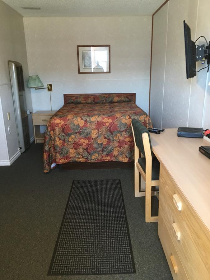 Winkys Motel Estevan エクステリア 写真