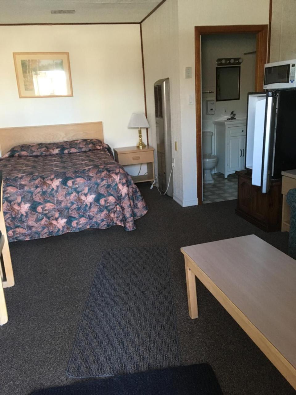 Winkys Motel Estevan エクステリア 写真
