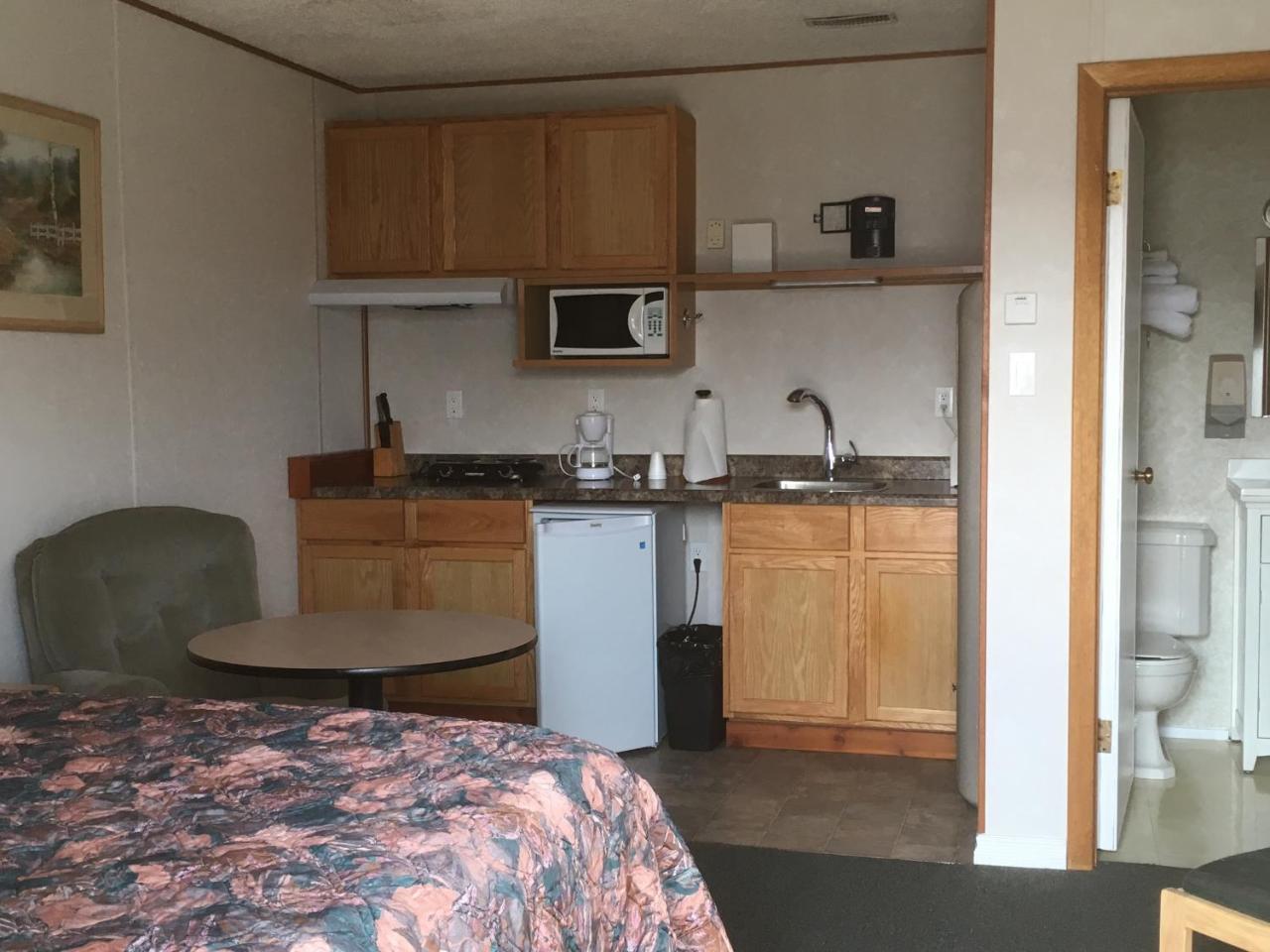 Winkys Motel Estevan エクステリア 写真