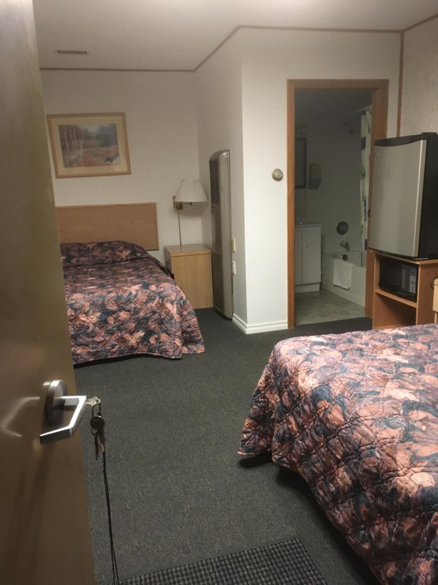 Winkys Motel Estevan エクステリア 写真